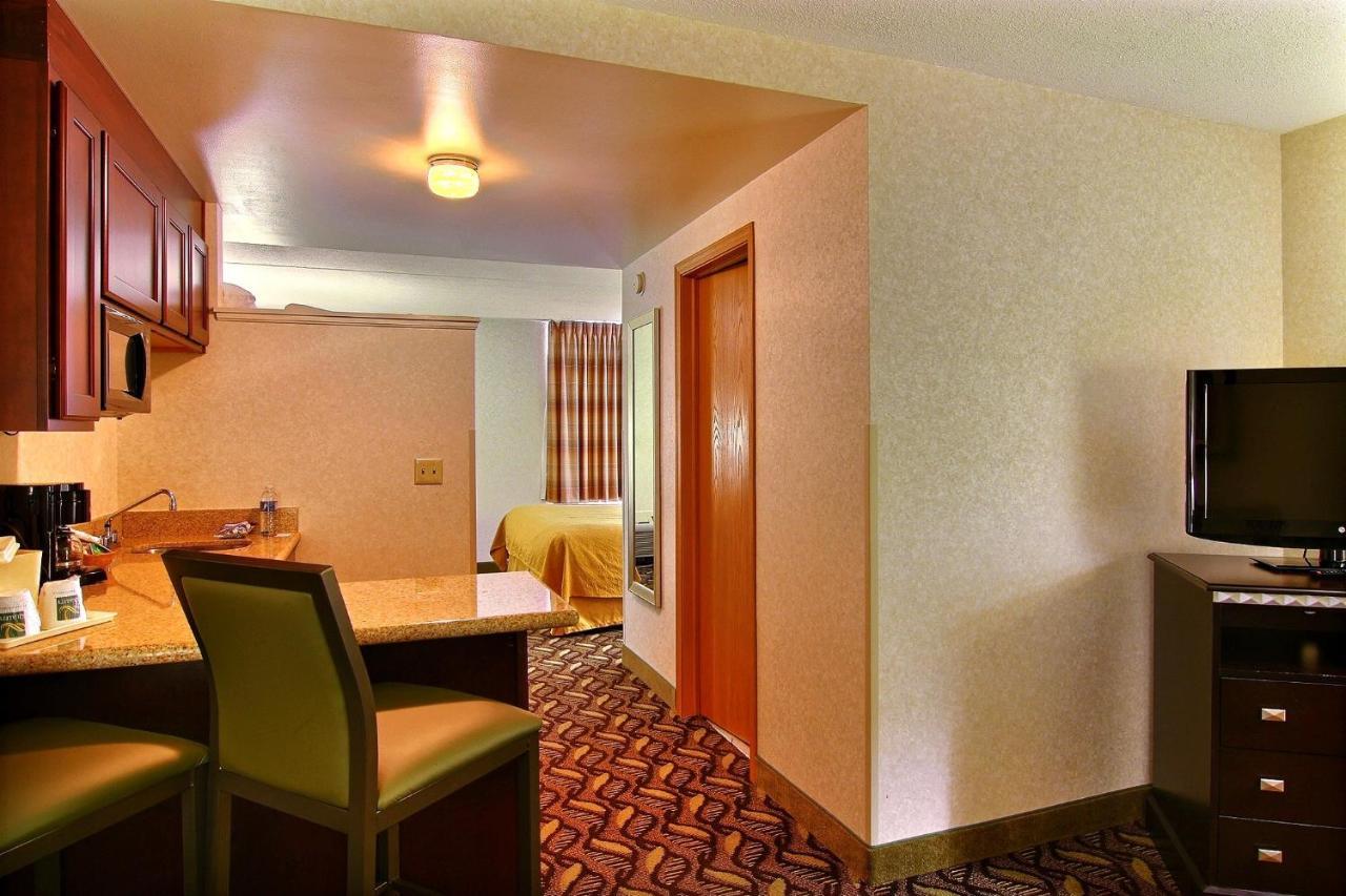 Quality Inn & Suites Mansfield Exteriör bild